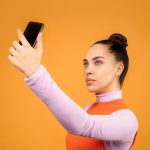Come fare un selfie perfetto consigli e trucchi da seguire