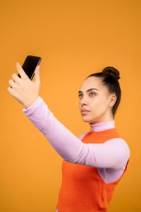 Come fare un selfie perfetto: consigli e trucchi da seguire